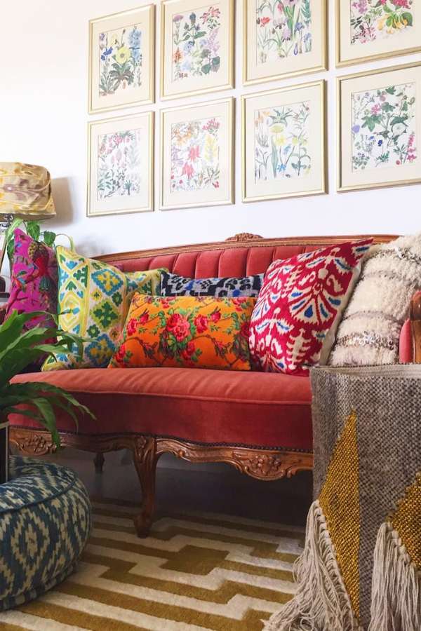 বসার ঘরের সোফাসেট ভাল করে পরিষ্কার করে নতুন কোনও সোফা কভার পরিয়ে রাখুন। যাতে ঘরটা অন্য রকম দেখায়। বেশ কিছু কুশন রাখুন।  অতিথিদের আরামের জন্য। 