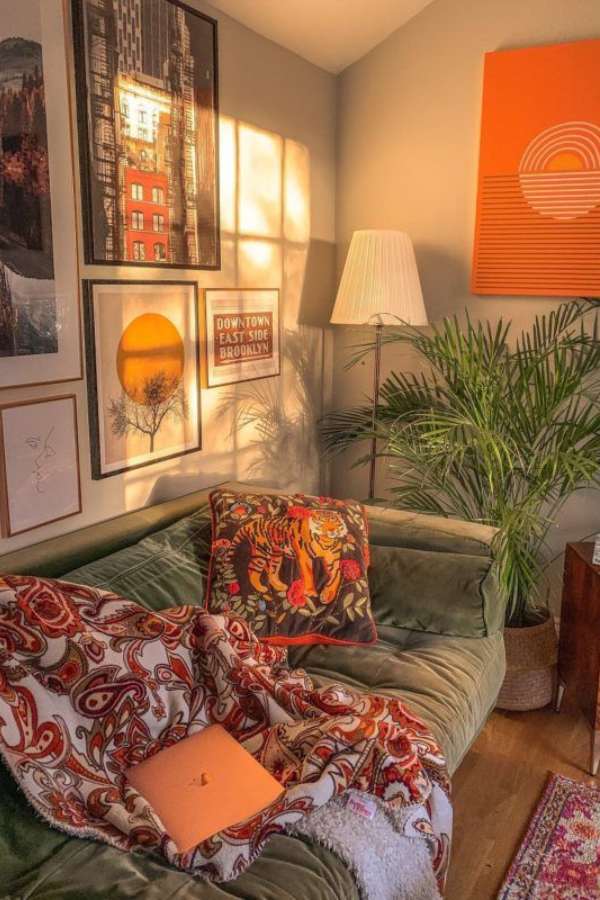 বন্ধুদের আড্ডার জন্য নিজের ঘরেই একটা ধারে সোফার বদলে মাটিতে ফরাশ পেতে নিন। উজ্জ্বল চাদরে মুড়ে সেই ফরাশটাকে ব্যবহার করুন বসার জায়গা হিসেবে। রাখুন রঙবেরঙের নানা নকশা করা,  আলাদা আলাদা ধরনের কুশন রাখুন তার ওপর। ছোট পাশ বালিশ বা কোল বালিশও রাখতে পারেন। সঙ্গে উষ্ণ হলুদ আলো। 