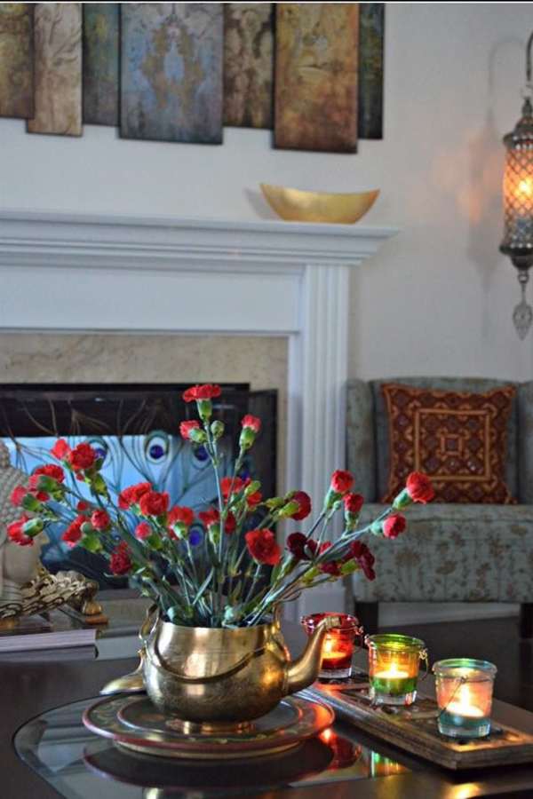 মাঝে রাখা টেবিল, এমনকি ঘরের অন্যান্য কোণায় কাজ করা বা কাঁচের, পিতলের ফুলদানি রাখুন। তাতে মনে হলে দোকান থেকে কিনে আনা প্লাস্টিকের সুন্দর সুন্দর উজ্জ্বল রঙের ফুল রাখতে পারেন। রোজ বদলানোর ঝামেলা বা খরচ কোনওটাই না হলেও আপনার ঘর সাজানোয় কোনও খামতি থাকবে না। 