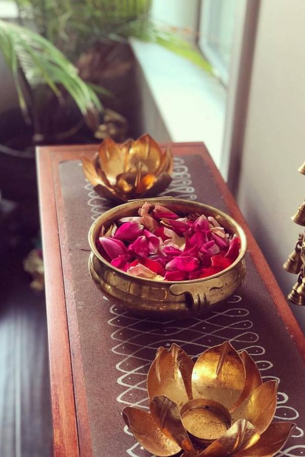 ঘরময় ফুলেল সুগন্ধ ও পুজোর আমেজ ছড়িয়ে দিতে কিন্তু আসল ফুলের জুড়ি নেই। তাই ঠাকুর ঘরের পাশাপাশি ঘরের মাঝের টেবিলের উপরেও কাঁচের বা পিতলের বাটিতে করে তাজা ফুল রাখুন। যেমন, জুঁই,  বেল বা গোলাপ। গাঁদা ফুলের মালা দিয়ে ঘরের দরজার উপরের অংশ সাজিয়ে নিন।  পুজোর দিনের জন্য আদর্শ।