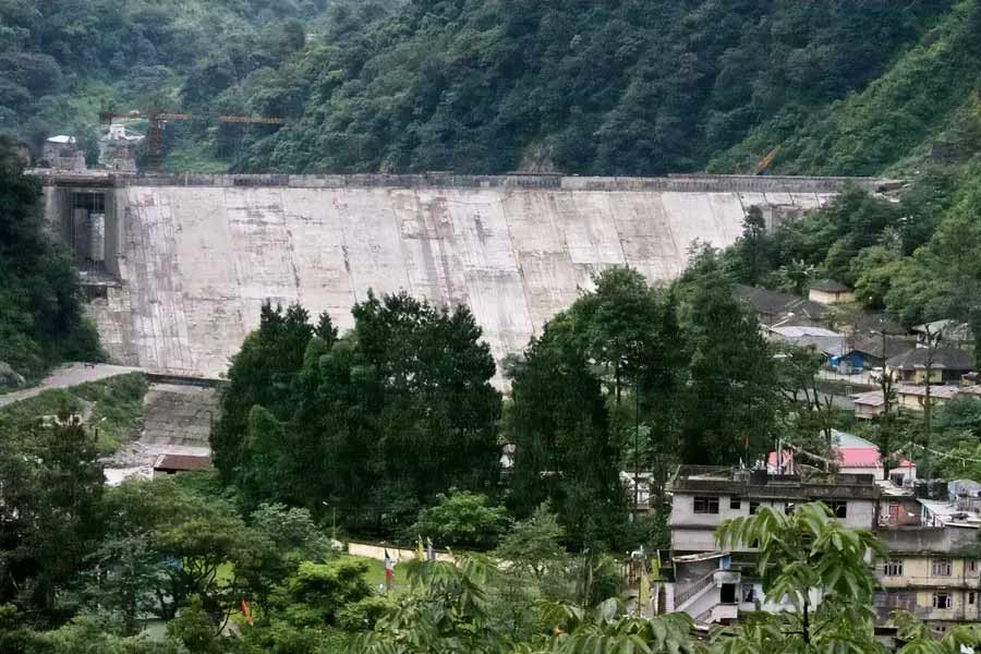 চুংথামের এই বাঁধটি সিকিমের সবচেয়ে বড় জলবিদ্যুৎ প্রকল্প। যার নাম সিকিম উর্জা। আগে যেটির নাম ছিল তিস্তা উর্জা। মঙ্গলবার রাতে হড়পা বানে এই বাঁধেরই একাংশ নিশ্চিহ্ন হয়ে গিয়েছে। 