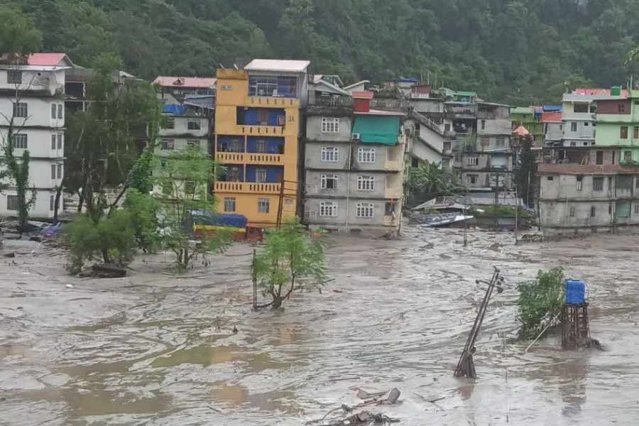 সারাওগি আরও বলেন, “আমাদের দলে ১২-১৩ জন ছিলেন। তাঁদের মধ্যে কয়েক জন বাঁধের অন্য পাশে আটকে পড়েছিলেন। বুধবার দুপুর ২টোয় তাঁদের উদ্ধার করে আইটিবিপি। ২০০ মিটার দীর্ঘ একটি সেতু বাঁধের পাওয়ারহাউসের সঙ্গে যুক্ত ছিল। সেই সেতু নিশ্চিহ্ন হয়ে গিয়েছে। জলের তলায় চলে গিয়েছে পাওয়ারহাউসও।’’