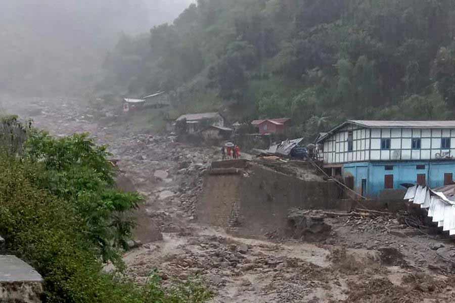 এই জলবিদ্যুৎ প্রকল্পের সঙ্গে যুক্ত আধিকারিকেরা জানিয়েছেন, এই বাঁধ ভেঙে যাওয়ায় প্রকল্পের যেমন ক্ষতি হল, তেমনই পরিবেশের বিশাল ক্ষতিরও আশঙ্কা করা হচ্ছে। তাঁরা আরও জানিয়েছেন, বাঁধটি পুনর্নির্মাণে আবার কয়েক হাজার কোটি টাকা খরচ হবে। শুধু তাই-ই নয়, বিষয়টি সময়সাপেক্ষও বটে।
