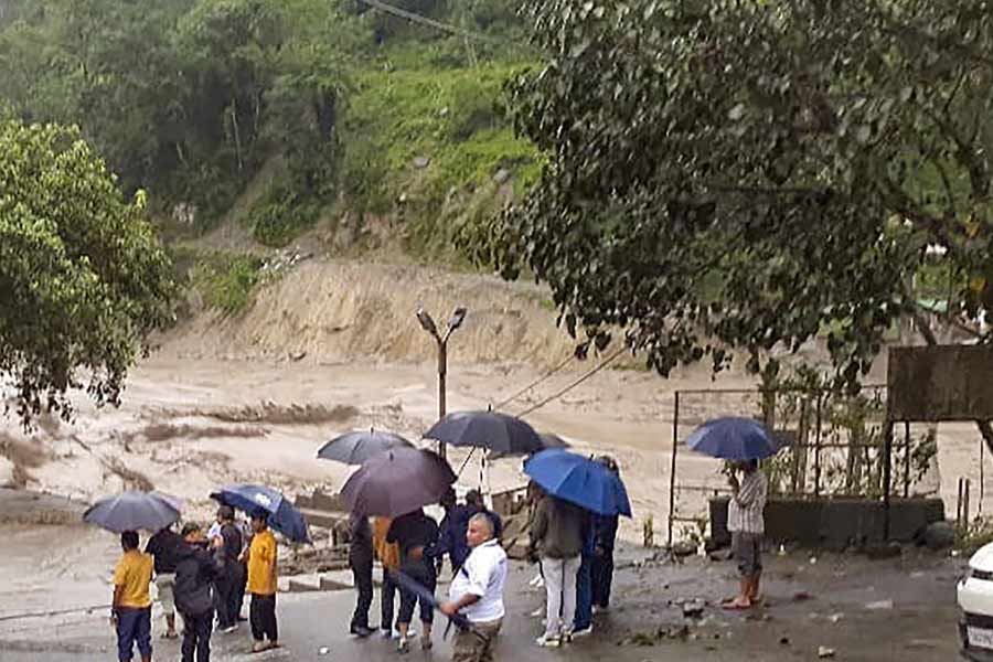 সিকিমের এই বিপর্যয়ে এখনও পর্যন্ত ১২০ জন নিখোঁজ হয়েছে। মৃত্যু হয়েছে ১৪ জনের। ২২ সেনা জওয়ান নিখোঁজ। তবে মৃত্যুর সংখ্যা আরও বাড়তে পারে বলে আশঙ্কা করা হচ্ছে।