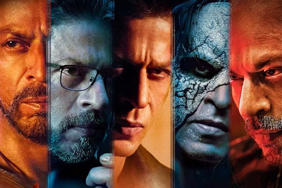 মুক্তির পর এক মাসও কাটেনি। তার মধ্যেই শাহরুখ খানের কেরিয়ারে জুড়ল সাফল্যের নয়া পালক। ১৮ দিনের মাথায় ১০০০ কোটি টাকার ক্লাবে নাম লিখিয়ে ফেলল ‘জওয়ান’।