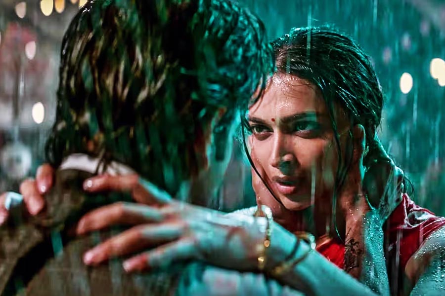 ‘জওয়ান’ ছবিতে পার্শ্বচরিত্রে অভিনয় করেন বলি অভিনেত্রী দীপিকা পাড়ুকোন। কয়েক মিনিটের দৃশ্যে বড় পর্দায় দেখা দেন বলি অভিনেতা সঞ্জয় দত্তও।