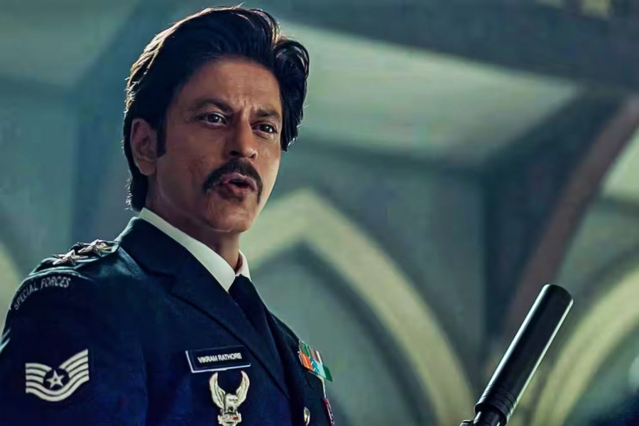 মুক্তির ১৮ দিনের মধ্যে ১০০৪.৯২ কোটি টাকার ব্যবসা করে নজির গড়ে ‘জওয়ান’। ভারতীয় অভিনেতা হিসাবে শাহরুখই প্রথম যাঁর দু’টি ছবি বক্স অফিসে হাজার কোটির ক্লাবে নাম লিখিয়েছে।