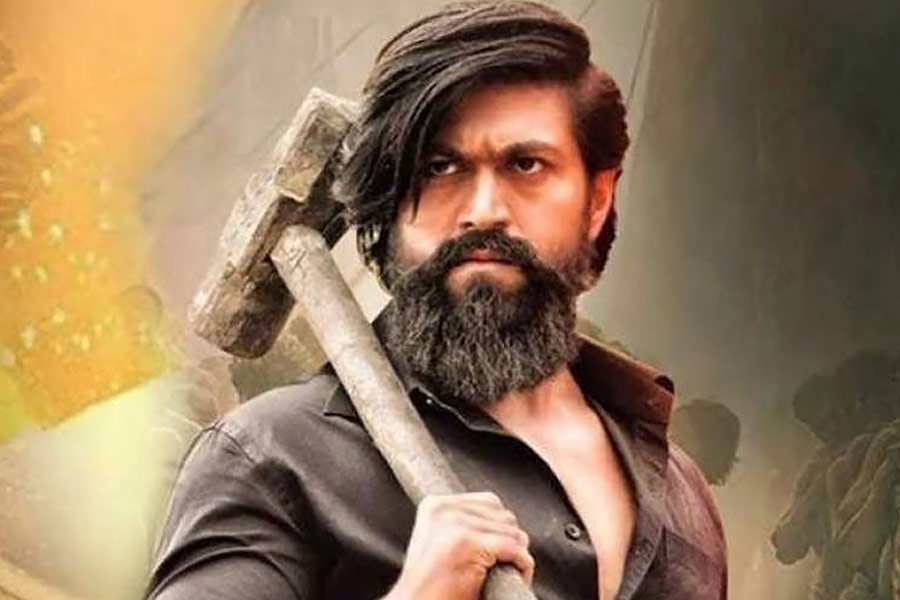 প্রশান্ত নীল পরিচালিত ‘কেজিএফ: চ্যাপ্টার ২’ প্রেক্ষাগৃহে মুক্তি পায় গত বছর এপ্রিলে। এই ছবিতে অভিনয় করে নজর কাড়েন দক্ষিণী অভিনেতা যশ, বলি তারকা রবীনা টন্ডন এবং সঞ্জয় দত্ত।