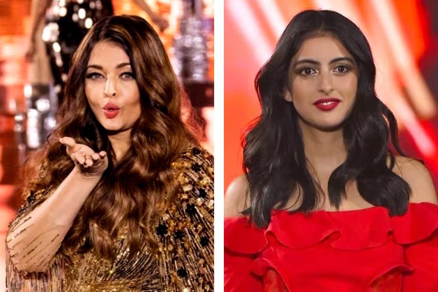 অক্টোবর মাসের গোড়াতেই কেরিয়ারে নতুন মাইলফলক গড়ে ফেললেন বচ্চন পরিবারের দুই নারী। এক দিকে বচ্চন পরিবারের পুত্রবধূ ঐশ্বর্যা রাই বচ্চন, অন্য দিকে অমিতাভের দৌহিত্রী নব্যা নভেলি নন্দ। প্যারিস ফ্যাশন উইকে একই প্রসাধনী সংস্থার তরফে ফ্যাশন সরণিতে হাঁটলেন দু’জনে। র‌্যাম্প করেই ‘ডেবিউ’ করলেন নব্যা। তবে ঐশ্বর্যার চেয়ে বেশি নজর কাড়লেন তিনি।