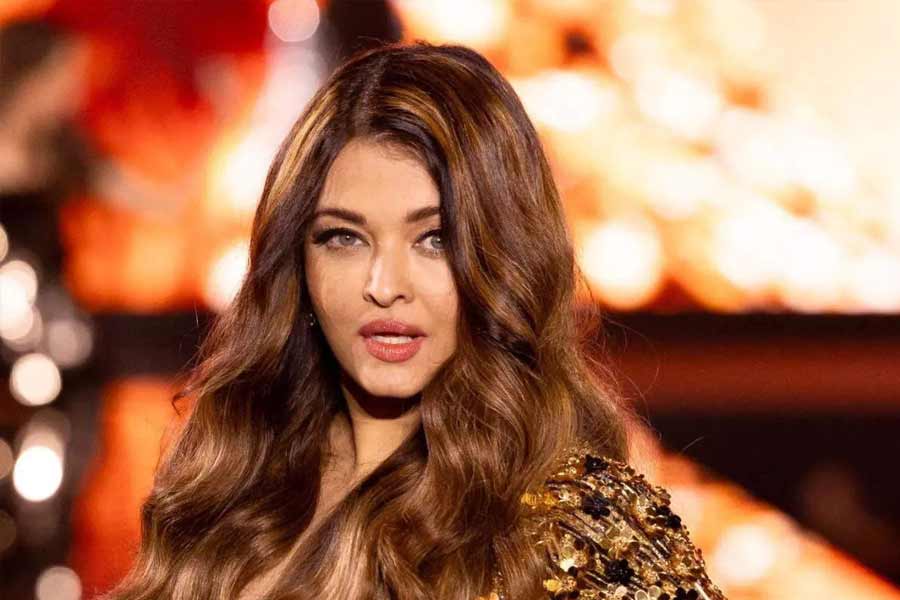 বলিপাড়া সূত্রে খবর, কন্যা আরাধ্যাকে নিয়ে ফ্যাশন শোয়ে উপস্থিত ছিলেন ঐশ্বর্যা। 