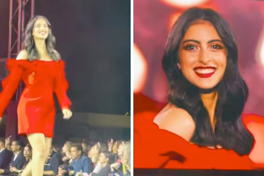 যে প্রসাধনী সংস্থার তরফে ফ্যাশন শোয়ের আয়োজন করা হয়েছিল সেই সংস্থার ভারতীয় ব্র্যান্ড অ্যাম্বাসাডর ঐশ্বর্যা। সেই সংস্থার শোয়েই প্রসাধনীর প্রচারে হাঁটলেন নব্যা।