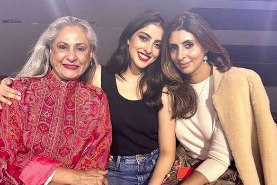 নব্যা এই প্রথম বার র‌্যাম্পে হাঁটলেন। কন্যার জীবনে এই সাফল্যের মুহূর্তকে সাক্ষী রেখে সমাজমাধ্যমে তার ভিডিয়ো পোস্ট করলেন নব্যার মা শ্বেতা।