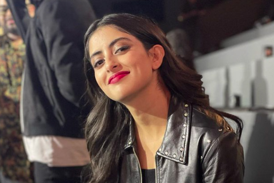 শোয়ের ভিডিয়ো পোস্ট করে নব্যাকে শুভেচ্ছাবার্তা জানান শ্বেতা। র‌্যাম্পে হাঁটার সময় মা এবং দিদাকে লক্ষ্য করে বার বার হাতও নাড়তে দেখা যায় নব্যাকে।