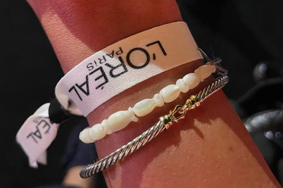 এমনকি ফ্যাশন শোয়ের পরের দিনও সমাজমাধ্যমে পোস্ট করতে দেখা যায় শ্বেতাকে। জয়া এবং নব্যার সঙ্গে ছবি পোস্ট করে তাঁদের প্যারিস বেড়ানোর খুঁটিনাটিও জানান শ্বেতা।