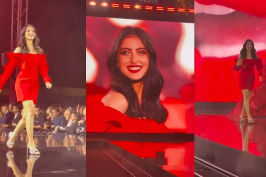 পোস্টে শ্বেতা লেখেন, ‘‘আমাদের ছোট্ট মেয়েকে র‌্যাম্পে হাঁটতে দেখে আবেগপ্রবণ হয়ে পড়েছিলাম। এই তো সে দিনের কথা, গুটি গুটি পায়ে সবে হাঁটতে শিখছিল নব্যা। দেখতে দেখতে কত বড় হয়ে গেল আমার মেয়েটা।’’