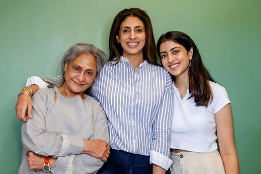 এমনকি ফ্যাশন শোয়ের পর জয়া, শ্বেতা এবং নব্যা একসঙ্গে সময় কাটালে সেখানেও বাদ পড়ে গেলেন ঐশ্বর্যা। অন্য দিকে, ঐশ্বর্যাকেও কিন্তু নব্যাকে কোনও শুভেচ্ছাবার্তা জানাতে দেখা যায়নি।