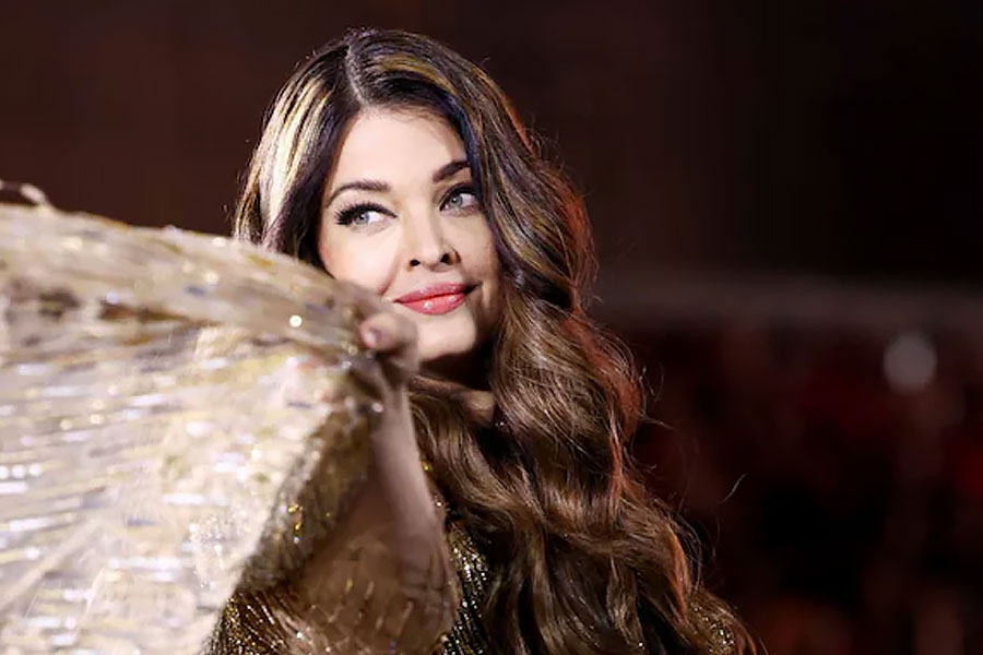 ঐশ্বর্যা এবং নব্যা ছাড়াও ফ্যাশন সরণিতে হাঁটলেন কেন্ডেল জেনার, ক্যামিলা ক্যাবেলো, ভায়োলা ডেভিস, ইভা লঙ্গোরিয়া, ক্যাথেরিন ল্যাংফর্ড এবং হেলেন মিরেনের মতো তারকারা। মঞ্চে কেন্ডেলের সঙ্গে হাসিখুশি মেজাজে ধরা দিতে দেখা গেল ঐশ্বর্যাকে।