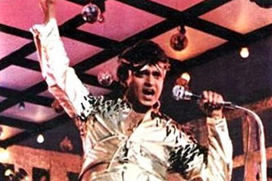 বলিপাড়া সূত্রে খবর, রাশিয়া থেকে ‘ডিস্কো ডান্সার’ ছবিটি ৮৩২ কোটি টাকার ব্যবসা করে।