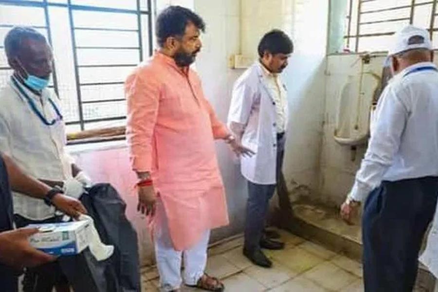 Made to clean toilets, Maharashtra Hospital dean now faces police case