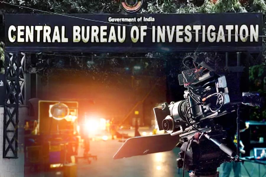 দুই বিচারপতির বেঞ্চ এই মামলার তদন্তকারী সিবিআইয়ের কাছে জানতে চেয়েছে, যাঁরা মামলাকারী তাঁরা টেট উত্তীর্ণ কি না। আগামী ৩ জানুয়ারির মধ্যে এ ব্যাপারে রিপোর্ট পেশ করতে বলা হয়েছে সিবিআইকে। ৪ জানুয়ারি মামলার পরবর্তী শুনানি।