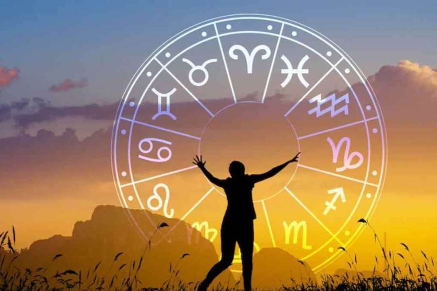 জ্যোতিষের গণনায় দেখা গিয়েছে,  আগামী ১৮ অক্টোবরে কন্যা রাশি থেকে বেরিয়ে সূর্য তুলা রাশিতে প্রবেশ করতে চলেছে। ঠিক তার পরের দিনেই তুলা রাশিতে বুধের গোচর হতে দেখা যাবে। একই সময় এই রাশিতে দুই গ্রহের অবস্থানের জন্য বিরল ও খুবই শুভ বুধাদিত্য যোগ তৈরি হতে দেখা যাবে। 