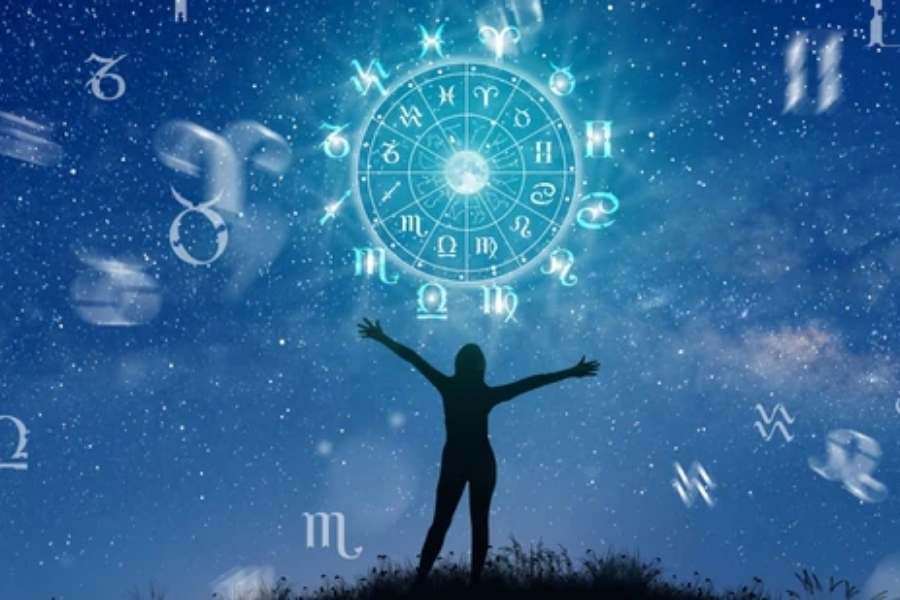 জ্যোতিষের গণনা বলছে এই সময় শুধু অর্থলাভ নয়,  জীবনে নানা রকম উন্নতির পথ দেখাবে এই যোগ। মকর রাশির জাতকেরা নিজেদের জীবনে খুঁজে পাবেন সুযোগ ও সাফল্যের চাবিকাঠি। এই প্রতিবেদনটি ‘আনন্দ উৎসব’ ফিচারের একটি অংশ।