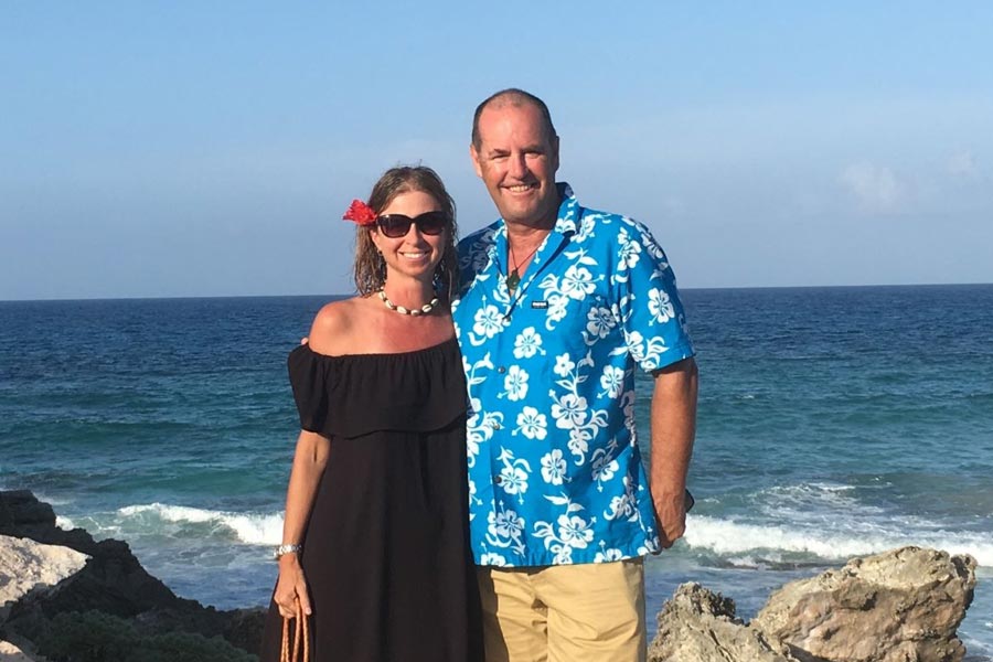 এর পরের কয়েক দিন টিমের ভিসা জোগাড় করতে কেটে গিয়েছিল দু’জনের। তার পর সেখানেই স্থায়ী ভাবে থাকতে শুরু করেন দু’জন। কলোরাডো বিশ্ববিদ্যালয়ে ট্রেসি এখন অধ্যাপক। আর টিম একটি সংস্থার প্রোজেক্ট ম্যানেজার। ২৬ বছর হয়ে গিয়েছে বিয়ের। ১৭ বছরের এক মেয়েও রয়েছে। মেয়েকে বার বার শোনান নিজেদের প্রেমের গল্প। বলেন, হোটেলের দরজায় রাখা চিরকুট সে দিন উড়ে গেলে তার আর জন্মই হত না।