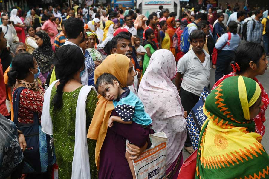 তৃণমূলের রাজভবন অভিযানের জেরে যানজটের কারণে বাসের দেখা নেই। এসএসকেএমের সামনে অপেক্ষায় থাকা যাত্রীদের ভিড়। 