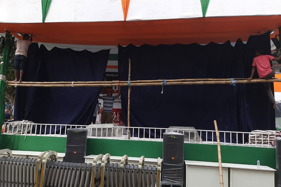 বৃষ্টি আটকাতে আরও মজবুত ছাউনি বসানো হয়েছে। 