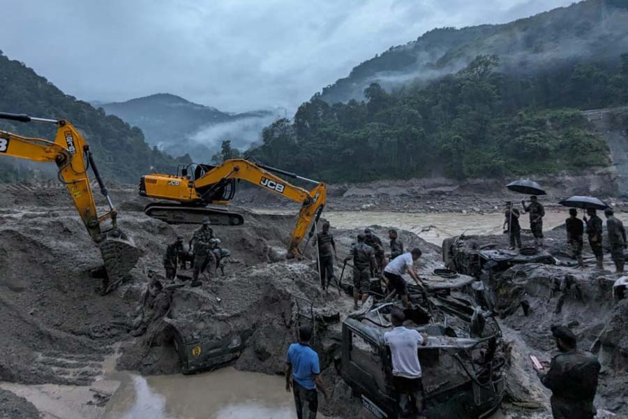 বৃহস্পতিবার তিস্তা কিছুটা শান্ত থাকায় উদ্ধারকাজ শুরু করা গিয়েছিল। বৃষ্টি ও আবহাওয়া ভাল হলেই সেনা হেলিকপ্টারে সিকিম থেকে পর্যটকদের উড়িয়ে আনা, নিত্যপ্রয়োজনীয় জিনিসপত্র পৌঁছনোর কাজ শুরুর কথা বলা হয়েছে। বিভিন্ন প্রান্তে আটক পর্যটকদের দফায় দফায় হেলিকপ্টারে উদ্ধার করে মঙ্গনে এনে সেখান থেকে গ্যাংটকে ফেরানোর ঘোষণা করা হয়েছে। ভারতীয় সেনার ত্রিশক্তি কোর উত্তর সিকিমের চুংথাং, লাচুং এবং লাচেন এলাকায় আটকে পড়া ১৪৭১ জন নাগরিক ও পর্যটকদের মোবাইল সংযোগ পুনঃস্থাপন করার কাজও শুরু করেছে। 