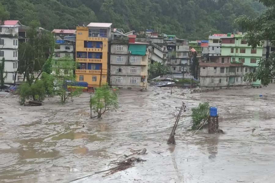 পরিস্থিতির জেরে নাথু লা এবং ছাঙ্গু লেকে পর্যটকদের ঘোরার পারমিট অনির্দিষ্ট কালের জন্য বন্ধ করেছে সিকিম সরকার। প্রশাসনের একটি সূত্রে জানানো হয়েছে, এখনও অন্তত আড়াই হাজারের উপরে পর্যটক বিভিন্ন এলাকায় আটকে রয়েছেন। বেসরকারি হিসেবে, দেশের বিভিন্ন এলাকা থেকে আসা আটকে থাকা পর্যটকের সংখ্যা অনেকটাই বেশি।