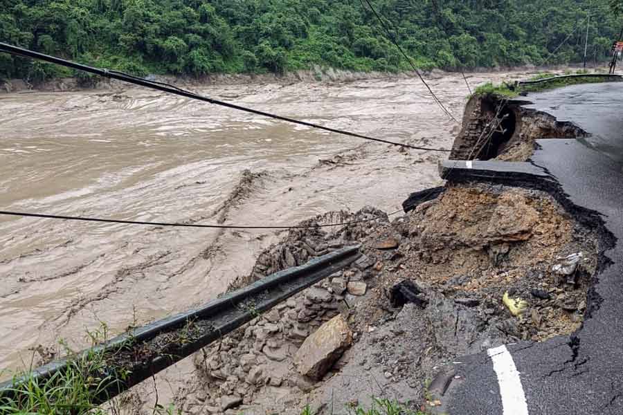 জলপাইগুড়ি জেলা প্রশাসন সূত্রে খবর, ১০ নম্বর জাতীয় সড়ক ছাড়াও কালিম্পং এবং দার্জিলিং হয়ে সিকিমে যাওয়া যায়। মূলত ছোট গাড়িই যাওয়ার রাস্তা রয়েছে। পূর্ব সিকিমের গ্যাংকট থেকে পেডং, আলগাড়া হয়ে লাভা, গরুবাথান। সেখান থেকে গজলডোবা পর্যন্ত যাওয়া যায়। পশ্চিম সিকিমের নামচি, রাবাংলা, পেলিং রুটের পর্যটকেরা দার্জিলিঙের সিংলা বাজার দিয়ে সমতলে আসতে পারেন।
