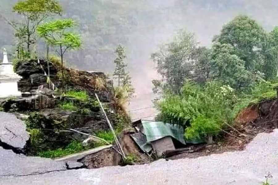 কিন্তু প্রশাসনের কাছে সবচেয়ে বড় চ্যালেঞ্জ— উত্তর সিকিমে যাঁরা আটকে রয়েছেন, তাঁদের ফিরিয়ে আনা। কারণ, উত্তর সিকিম থেকে তাঁদের প্রথমে পৌঁছতে হবে গ্যাংটকে। সেখান থেকে তাঁরা কালিম্পং হয়ে নামতে পারবেন। কিন্তু তিস্তার হড়পা বানের তাণ্ডবে গ্যাংটক থেকে উত্তর সিকিমের যোগাযোগ কার্যত বিচ্ছিন্ন হয়ে গিয়েছে। সেখানে রাস্তা এখন জলের তলায়। উড়ে গিয়েছে সেতু। অন্য দিকে, বাকি রাস্তাগুলিও যাতায়াতের অযোগ্য। গ্যাংটকের প্রধান সড়কেই জমে রয়েছে কয়েক ফুটের পলি। যার জেরে যান চলাচল কার্যত বন্ধ। সে ক্ষেত্রে অনেকটা ঘুরে ছোট ছোট পকেট রুট ধরে সিংথাম, ডুঙ্গা বস্তি, রংপো হয়ে কালিম্পঙে ঢুকছেন অনেকে।