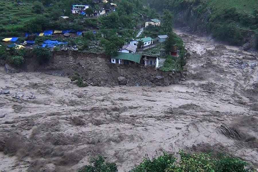 রাজ্যের ইকো ট্যুরিজ়ম দফতরের চেয়ারম্যান রাজ বসু বলেন, ‘‘কালিম্পঙের রাস্তাতেও ছোটখাটো ধস হচ্ছে। সেগুলো দ্রুত সরিয়ে যান চলাচল স্বাভাবিক করা হচ্ছে। গত কাল (বুধবার) বহু গাড়ি সিকিম থেকে কালিম্পং হয়ে নেমেছে। অন্য দিকে, দার্জিলিঙের সিংলা বাজার এলাকা পর্যন্ত রাস্তায় কোনও সমস্যা নেই। সিকিমের দিকে কী পরিস্থিতি, জানা নেই। তবে বেশ কিছু গাড়ি সিংলা বাজার হয়ে নামছে। তাতে বোঝা যাচ্ছে, রাস্তা ঠিক রয়েছে। কিন্তু উত্তর সিকিমের সঙ্গে কোনও ভাবেই যোগাযোগ স্থাপন করা যাচ্ছে না। সিকিম সরকার, সেনা উত্তর সিকিমের দিকে যুদ্ধকালীন তৎপরতায় কাজ করছে। অন্য দিকে, পশ্চিমবঙ্গ সরকার কালিম্পং ও দার্জিলিঙে ব্যাপক কাজ করে চলেছে। কোনও প্রকার অসুবিধায় সঙ্গে সঙ্গেই পদক্ষেপ করা হচ্ছে।’’