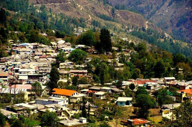 মুন্সিয়ারি শান্ত গ্রাম। অথচ এখানে প্রচুর মানুষের বসবাস। এ ছাড়াও ট্যুরিস্ট স্পট হিসেবে জনপ্রিয়তার জন্য প্রায় সারা বছর মুন্সিয়ারিতে পর্যটকদের ভিড় লেগে থাকে। ভ্রমণপিয়াসী বাঙালি বহু যান মুন্সিয়ারি-পঞ্চকুল্লা বেড়াতে। 