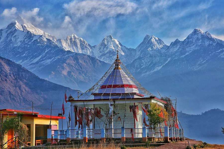 এই গ্রামেই নন্দাদেবীর মন্দির। প্রাকৃতিক সৌন্দর্যের এক অসামান্য সমাহার। মন্দিরের পাশে সবুজে সবুজ এক বিরাট মাঠের নিস্তব্ধতার রূপ এমনই সুন্দর যে,  প্রচুর লোকজন সেখানে কেবল ঘন্টার পর ঘন্টা বিশ্রাম নিতেই বসে থাকেন, তাই নয়,  এর অপরূপ আবহে ধ্যানমগ্ন হয়ে পড়েন যেন! 