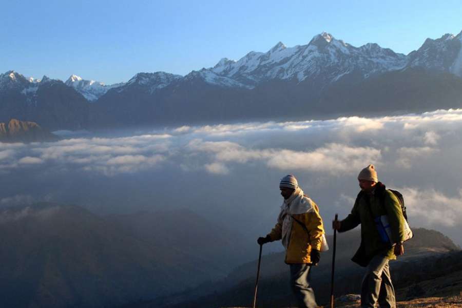 যাঁরা তুষারবৃত্ত পর্বতশৃঙ্গ দেখতে ভীষণ ভালবাসেন,  ট্রেকিংয়ে ইচ্ছুক, তেমন পর্যটকদেরও নিরুৎসাহিত করে না মুন্সিয়ারি। অত্যাশ্চর্য এই গ্রাম থেকে মনে হবে যেন হাত বাড়ালেই বরফে ঢাকা নন্দাদেবী শৃঙ্গ। 
