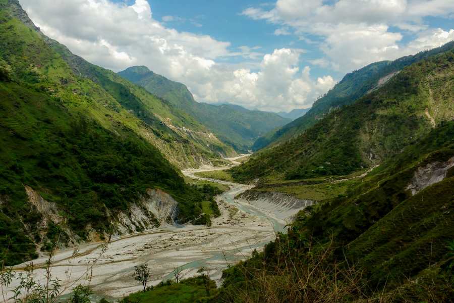 এমনকী ট্রেকের যাবতীয় সরঞ্জাম কিনতেও পেয়ে যাবেন মুন্সিয়ারি বাজারে। মায়, ট্রেকিংয়ের পোর্টার অর্থাৎ কুলি পর্যন্ত পেয়ে যাবেন সেখানে। তাহলে? হোক না, এবারের পুজো ভ্রমণে উত্তরাখন্ডের অত্যাশ্চর্য গ্রাম মুন্সিয়ারি আপনার গন্তব্যস্থল?