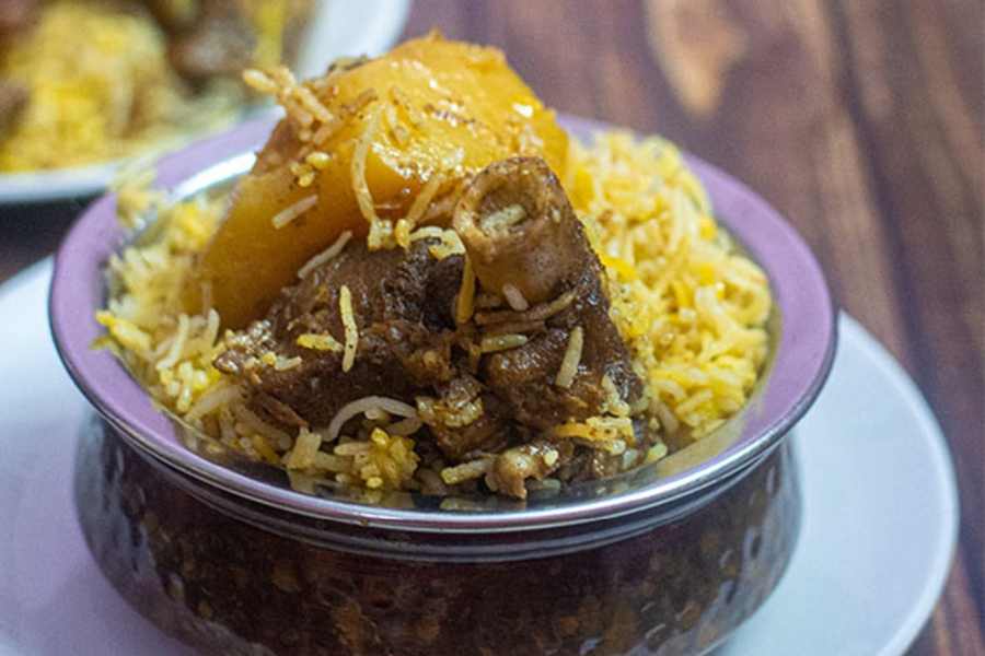 করিম’স (অরবিন্দ সরণিতে, হাতিবাগান মোড়ের কাছে): কাশী বোস লেন থেকে ঠাকুর দেখে শোভাবাজার রাজবাড়িতে যাবেন ভাবছেন? কিন্তু তার আগে  পেটপুজোটি সেরে নিলে বেশ হয়। আর সঙ্গে মনটা যদি বলে, বিরিয়ানি আর কাবাব চাই তা হলে তো কথাই নেই। হানা দিতে পারেন হাতিবাগান মোড় থেকে এক মিনিট পায়ে হেঁটে এই দোকানে। দিল্লির জামা মসজিদে যে করিম’স আছে তাদেরই শাখা এই দোকান। খাঁটি মুঘল খানা সঙ্গে দারুণ পরিবেশ কিন্তু জমিয়ে দিতে পারে আপনার পুজোর সন্ধে। 