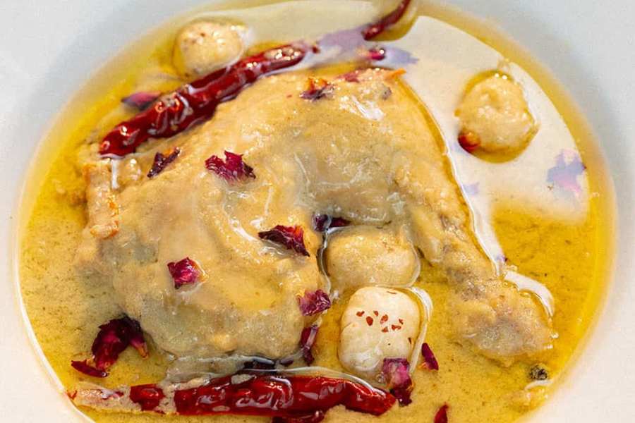 হাতিবাগান সার্বজনীন,  নলীন সরকার স্ট্রিট, হাতি বাগান নবীন পল্লীর ঠাকুর দেখে বেরিয়েছেন। এ দিকে মণ্ডপের লাইনে দাঁড়িয়ে দাঁড়িয়ে বেজায় খিদে পেয়েছে। কোথায় কোথায় পারেন খেতে? 