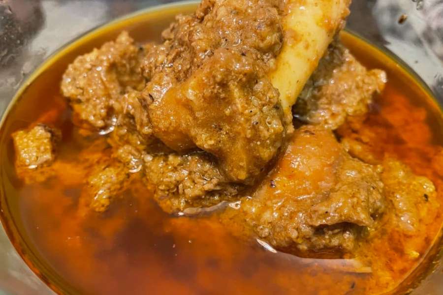 আরসালান (হাতিবাগানে শ্যামপুকুর স্ট্রিটে): আরসালানের নাম জানেন না এমন কলকাতাবাসী বোধহয় বিরল। টাউন স্কুলের ঠিক পিছন দিকেই রয়েছে এই রেস্তরাঁর আরেকটি শাখা। শীতাতপ নিয়ন্ত্রিত এই শাখায় দু’টি তল জুড়ে রয়েছে বসে খাওয়ার জায়গা। অথবা যদি ভারী খাবার খেতে ইচ্ছে না করে তা হলে কিন্তু কাজ সারতে পারেন একটা রোল দিয়েই।