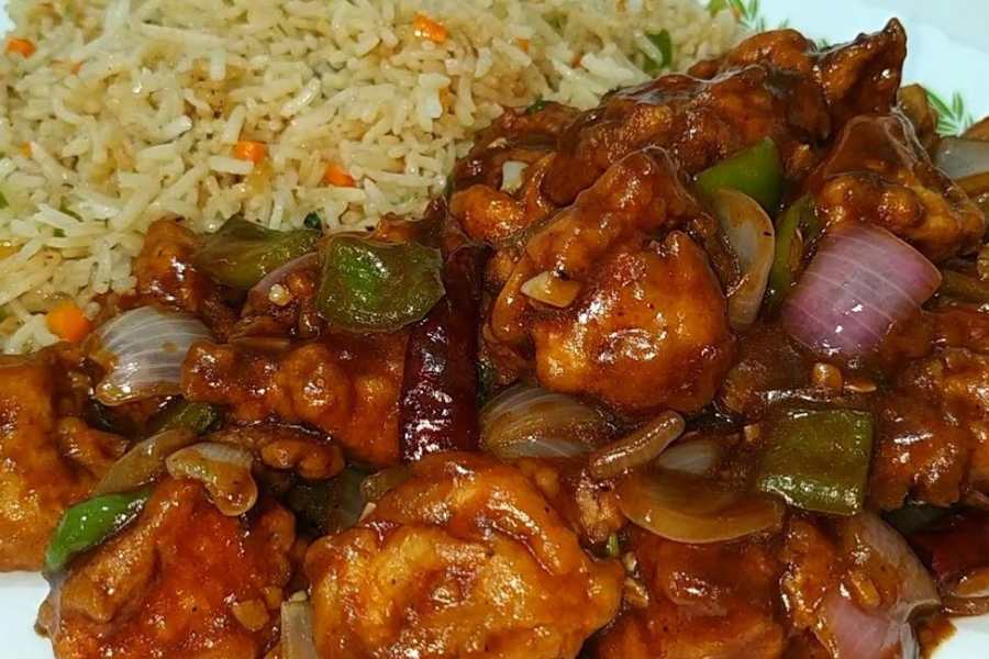 সুতানুটি জংশন (হাতিবাগানে শ্যামপুকুর স্ট্রিটে): বন্ধুরা মিলে ঠাকুর দেখতে বেরিয়েছেন, এক জনের পছন্দ চাইনিজ তো আরেক জনের ভারতীয় খানা। কী করবেন বুঝতে পারছেন না। ঘুরে আসতে পারেন সুতানুটি জংশনে। একটাই রেস্তরাঁতে পেয়ে যাবেন ভারতীয় এবং চাইনিজ খাবার। 