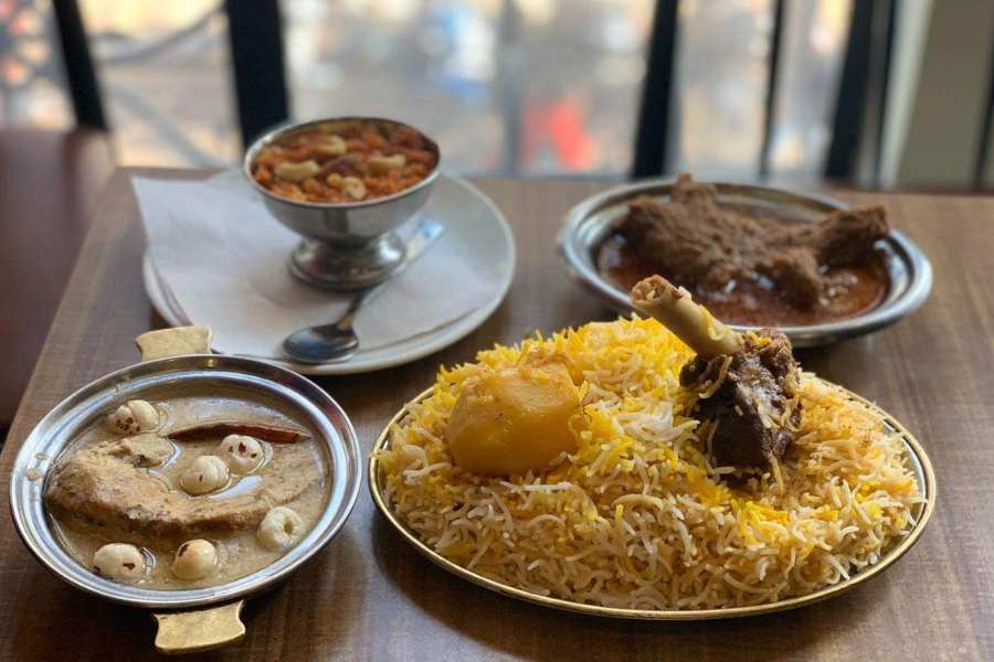 আমিনিয়া (ফড়িয়াপুকুরের কাছে): কলকাতায় বিরিয়ানির সেরা ঠিকানাগুলির মধ্যে আমিনিয়া অন্যতম। কলকাতার নানা জায়গায় বেশ অনেকগুলি শাখাই রয়েছে এই রেস্তরাঁর। সিকদার বাগানের ঠাকুর দেখে ফড়িয়াপুকুরের দিকে বেরলে,  বিধান সরণির যোগাযোগ স্থলে দেখতে পারেন আরেকটি শাখা। ইচ্ছা করলে রাতের বা দুপুরের খাওয়া দাওয়াটা সেরে নিতে পারেন এখানেও। 