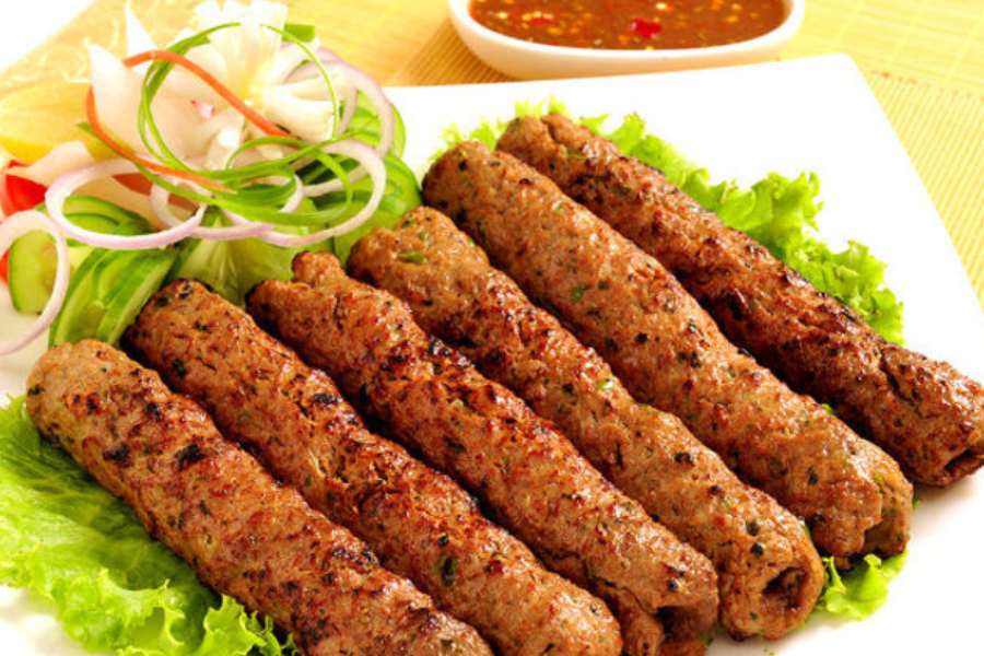 বাগিচা (হাতিবাগানে শ্যামপুকুর স্ট্রিটে): হাতিবাগান অঞ্চলের মাল্টি কুইজিন রেস্তরাঁগুলির মধ্যে বাগিচা অন্যতম। ভারতীয় থেকে চাইনিজ প্রায় সব ধরনের খাবার পেয়ে যাবেন এখানে। 