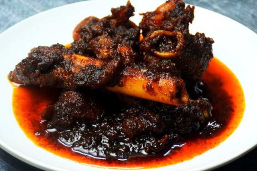 গোলবাড়ি (শ্যামবাজার পাঁচ মাথার মোড়ে): গোলবাড়ির বিখ্যাত কষা মাংসের ভক্ত নন এমন বাঙালি বিরল। ঠিক শ্যামবাজার পাঁচ মাথার মোড়ে গেলেই দেখা মিলবে ‘গোলবাড়ির বিখ্যাত কষা মাংস’  লেখা বোর্ড। পুজোর দিনে পরোটা এবং পাঁঠার মাংসের কষা হলে জমে ভালই। 