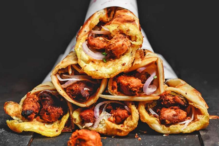 রূপা (শ্যামবাজার পাঁচ মাথার মোড়ে): কষা মাংসের সঙ্গে যদি পরোটার জায়গায় রুটি আপনার হয়, বেশি পছন্দের তাহলে চলে আসতে পারেন রূপাতে। শুধু কষা মাংস নয় এখানে কিন্তু আপনি পেয়ে যেতে পারেন পাঁঠার মাংসের মেটে থেকে মুরগীর মাংসের কষাও। এই প্রতিবেদনটি ‘আনন্দ উৎসব’ ফিচারের একটি অংশ।