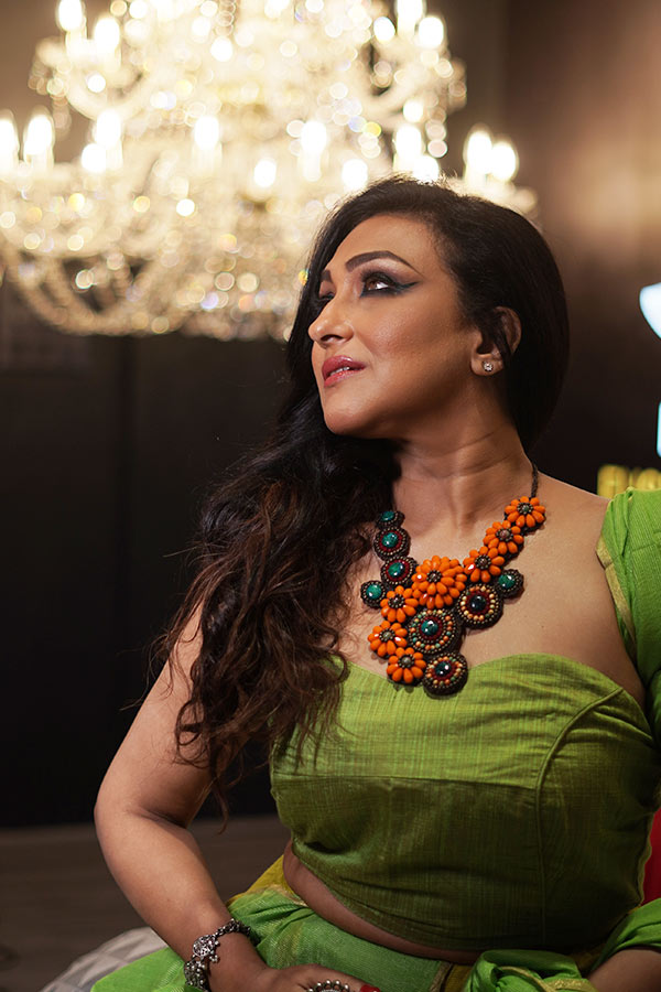 সদ্য তিনি ওয়েব সিরিজের জগতেও পা দিয়েছেন। তাঁর সাহসী চরিত্র,  পোশাক থেকে সাজগোজ, সব কিছুতেই তাঁর আবেদন ছড়িয়ে পড়ে সকলের মধ্যে।  তিনি ঋতুপর্ণা সেনগুপ্ত।