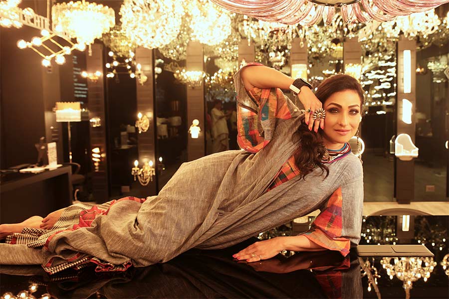 আজও তাঁর সাজের ইশারা আলোড়ন তোলে মানুষের বুকে। তিনি কখনও বেপরোয়া, আবার কখনও সাবেকি, ঘরোয়া। তিনি পর্দায় যেমন সাবলীল অভিনেত্রী তেমনই তাঁর সাজ থেকে অনুষঙ্গ সব কিছুতেই ছক ভাঙার গল্প।