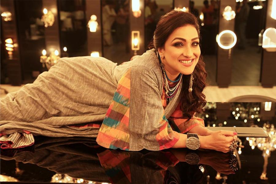 নজরকাড়া মোহময়ী সাজে ঋতুপর্ণা। তাঁর কাফতান হাতায় রঙিন কাপড়ের ছাপা। সঙ্গে রয়েছে রুপোলি ভারী গয়না। গলায় অনেকগুলি হারের পাশাপাশি কানে রয়েছে লম্বা দুল।  হাতে রয়েছে কারুকাজ করা রুপোলি আংটি। সঙ্গে রয়েছে হাতের রুপোলি চুড়ি। কাজল কালো ঘন চোখের সাজ ও বাঁধা চুলে তিনি পুজোর জন্য তৈরি। নিজে মুখেই আনন্দবাজার অনলাইনকে জানালেন এখনও বন্ধুদের সঙ্গে ঠাকুর দেখতে যেতেই ভালবাসেন তিনি।