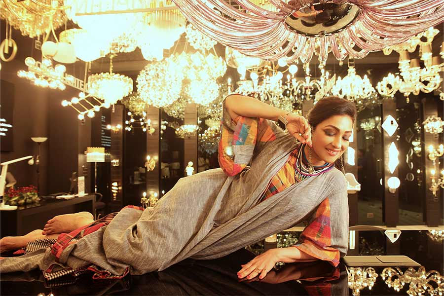 আনত চোখের সঙ্গে ঠোঁটে লাস্যময়ী হাসি। ঋতুপর্ণা একদমই ভিন্ন মেজাজে পুজো কাটানোর পরিকল্পনায়। পুজোর দিনে মায়ের বাড়িতে সময় কাটানো এখনও তাঁর আদুরে চাওয়া! 